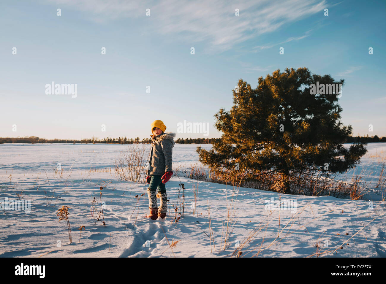 Girl walking in the snow hi-res stock photography and images - Alamy