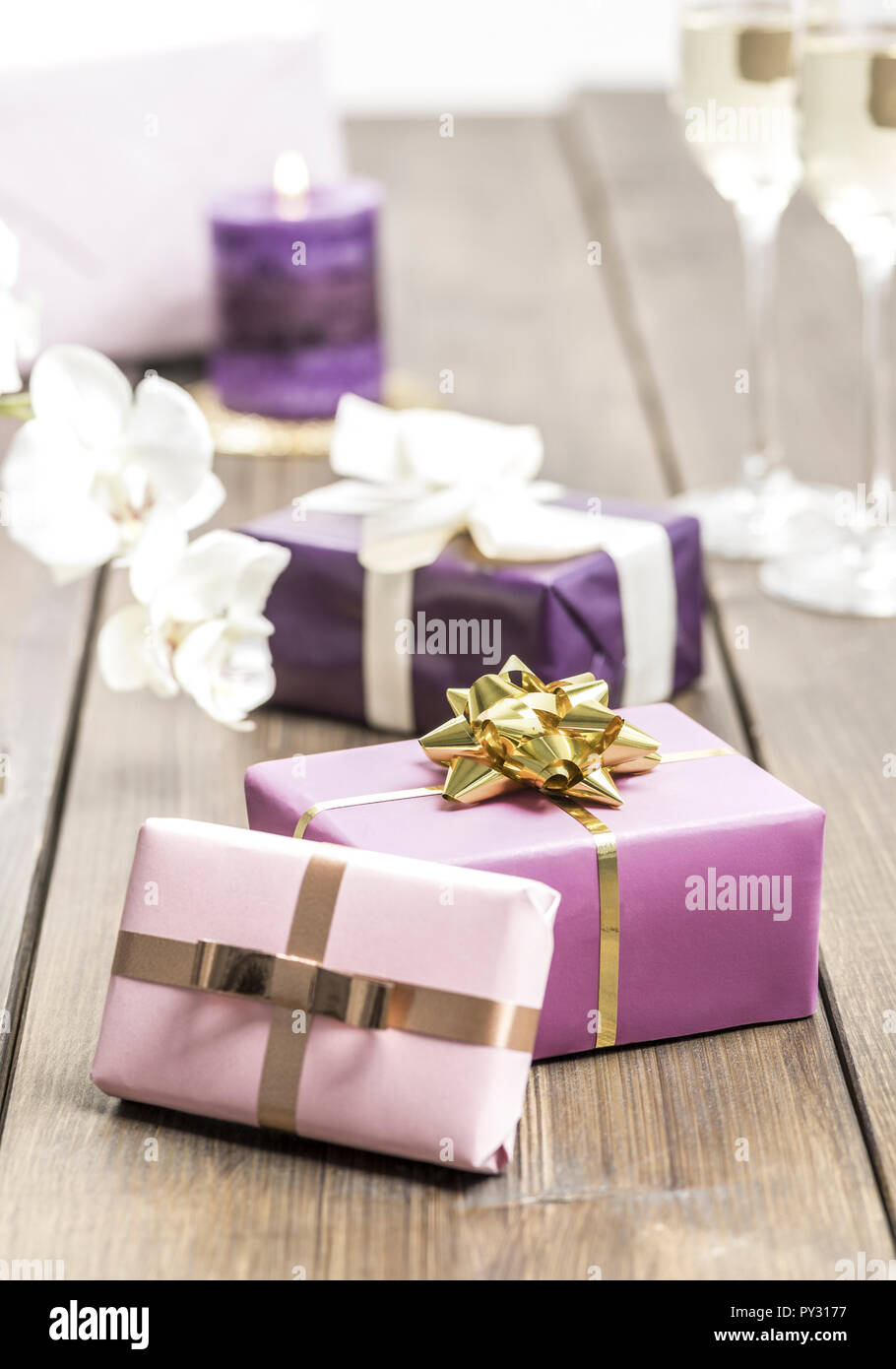 Geschenketisch mit verschieden farbigen Geschenken Stock Photo