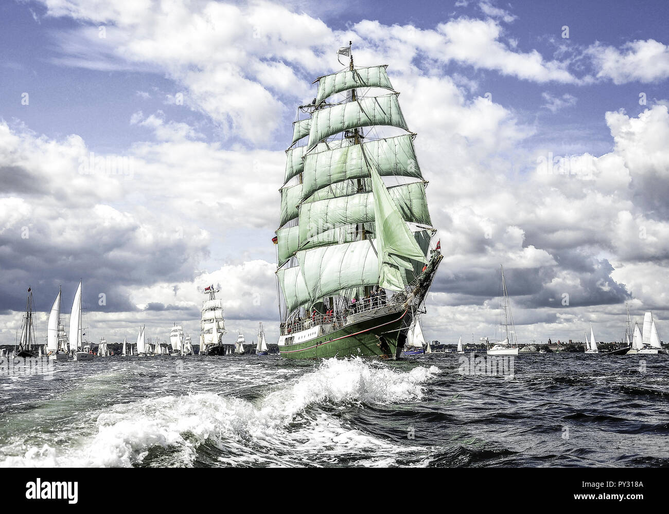 Historische Segelschiffe In Voller Fahrt Stock Photo Alamy Historische Segelschiffe In Voller Fahrt Stock Photo Alamy