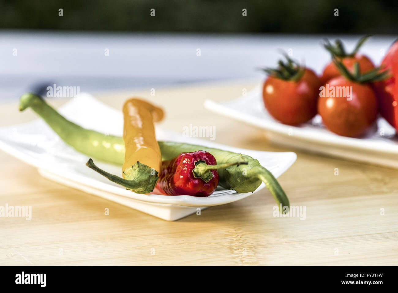 Peperoni und Tomaten Stock Photo - Alamy