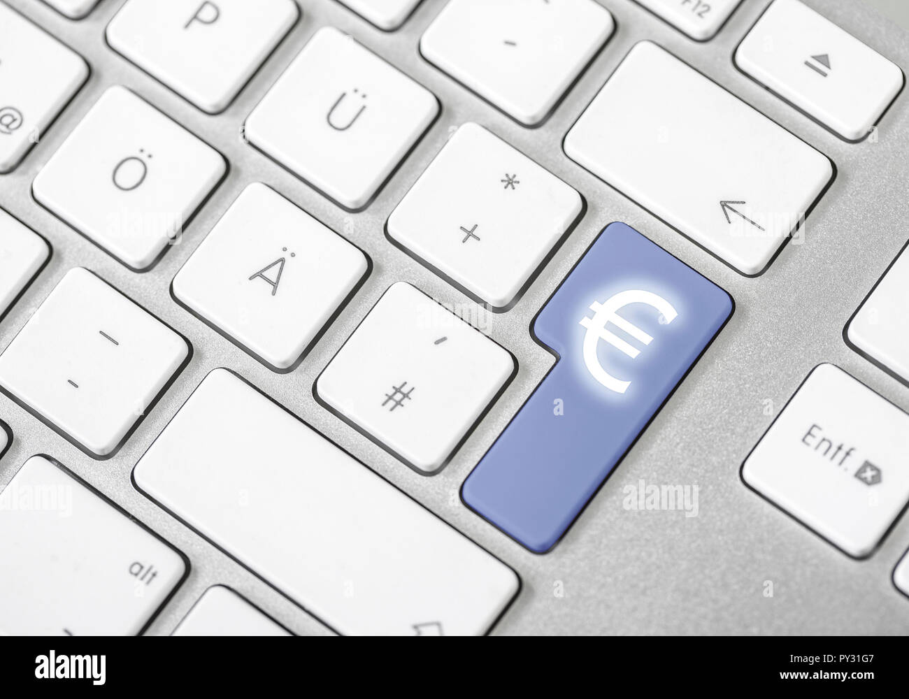 Farbiges Euro-Symbol auf PC-Tastatur Stock Photo