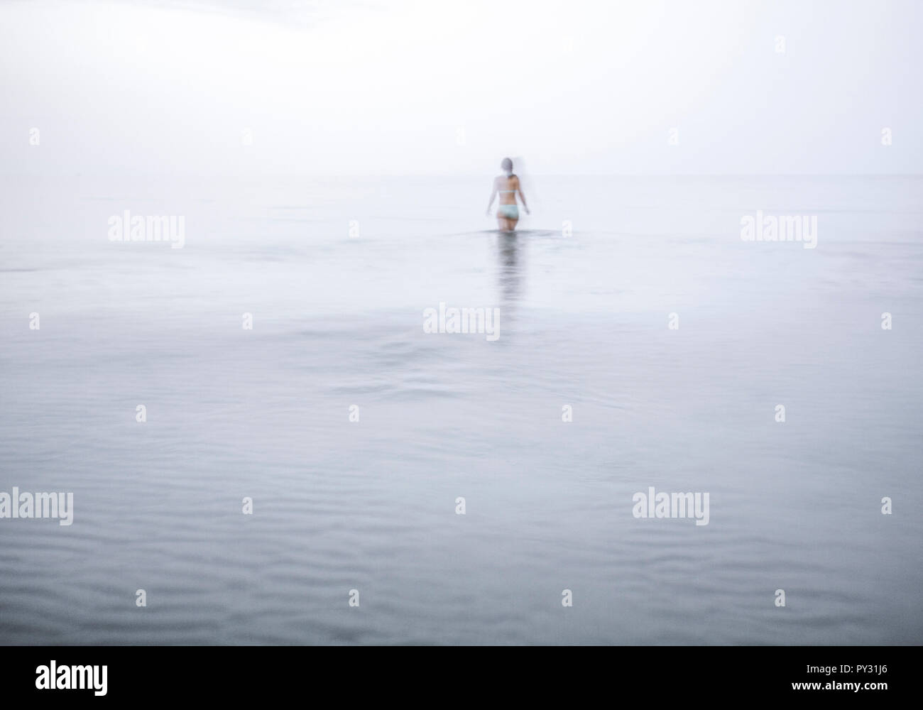 Frau laeuft ins Meer, Bewegungsunschaerfe Stock Photo