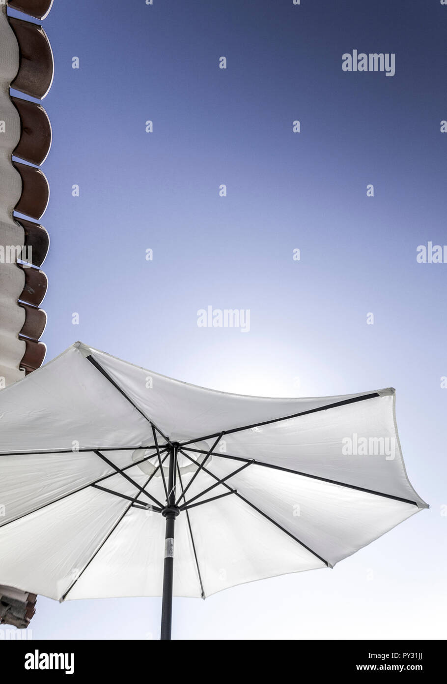 Sonnenschirm mit blauem Himmel Stock Photo