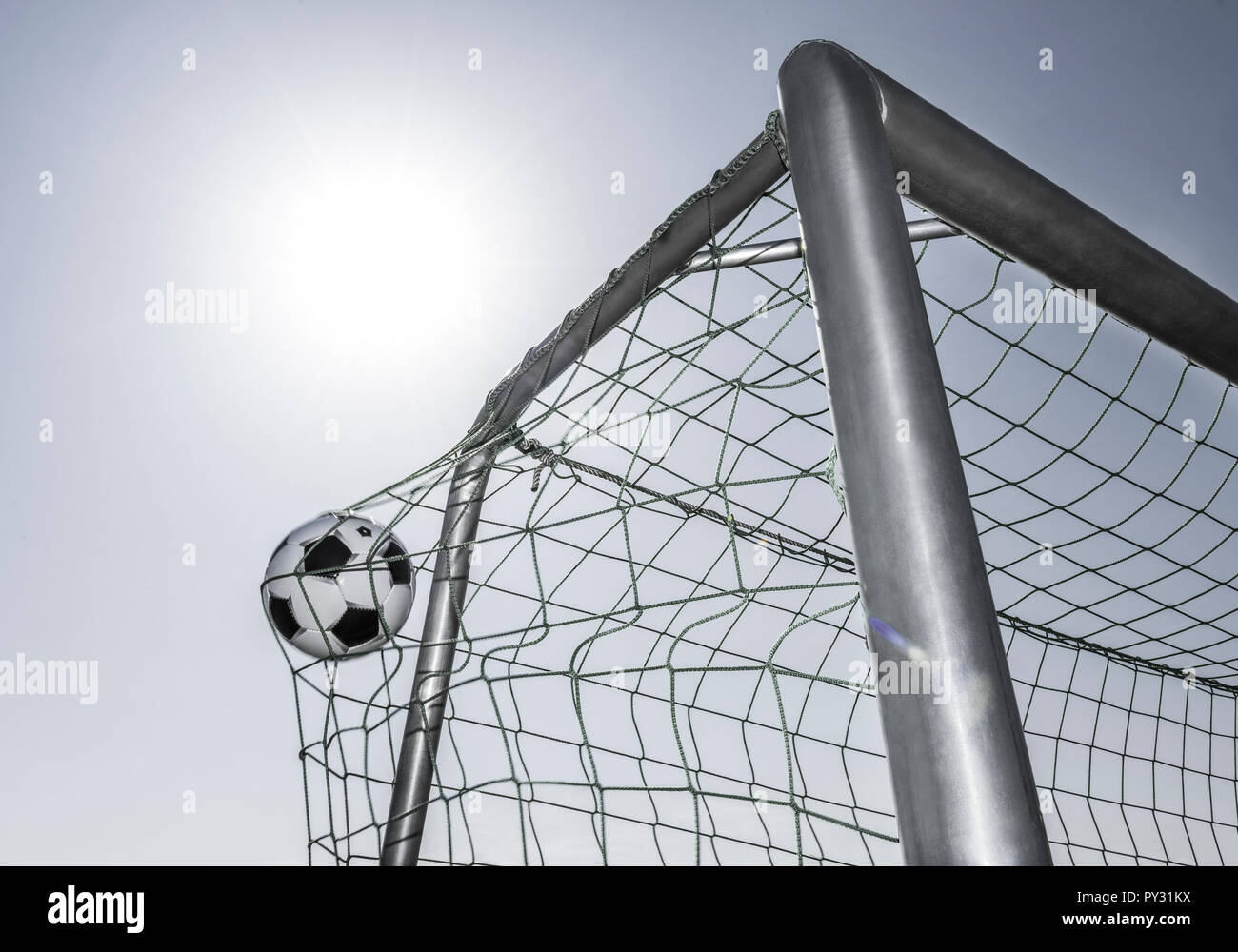 Fussball fliegt ins Tor Stock Photo