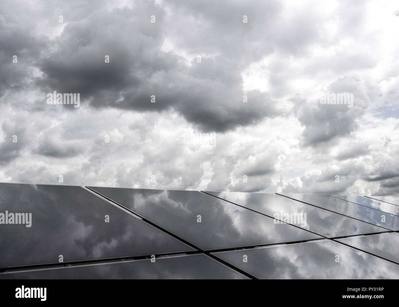 Solarmodule mit Wolkenhimmel Stock Photo