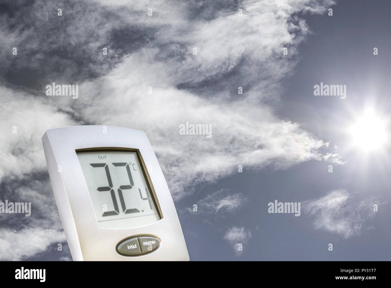 Digitales Thermometer vor blauem Himmel Stock Photo