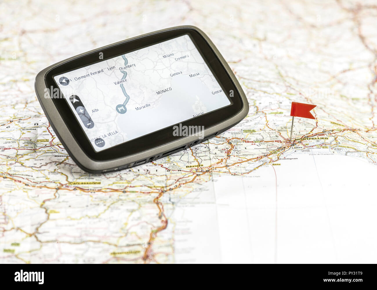 Navigationsgeraet auf einer Landkarte Stock Photo