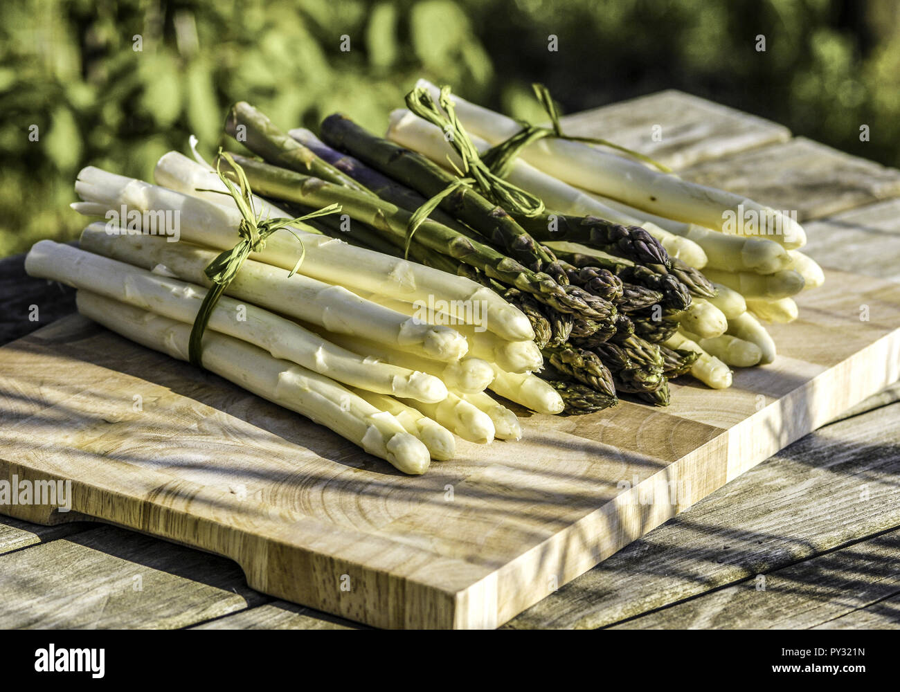 Gruener und weisser Spargel Stock Photo - Alamy