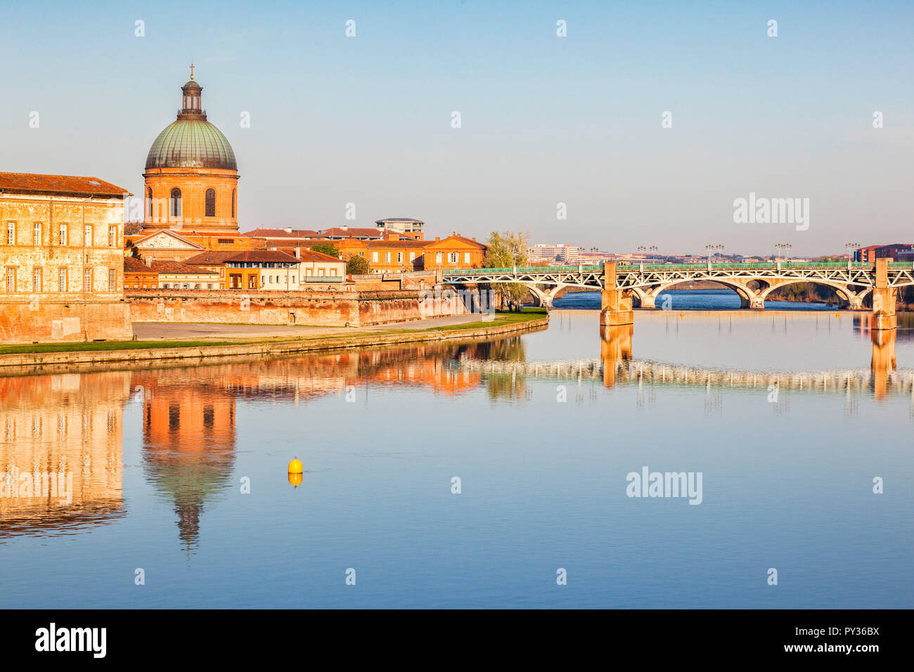 The Saint Pierre Bridge and the dome of the La Grace Hospital reflecting in the Garonne, Toulouse, Stock Photo