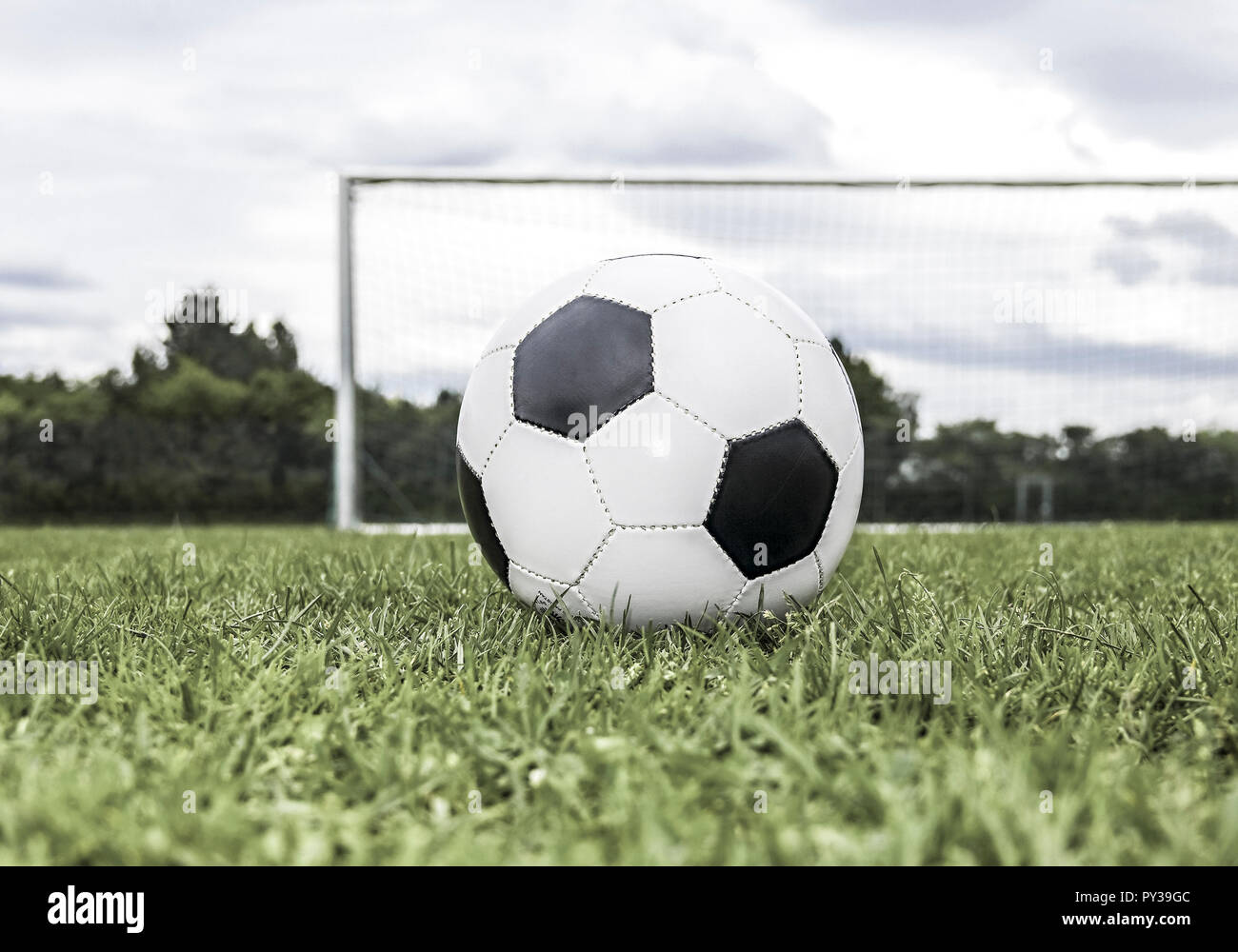 Fussball liegt vor Tor auf Rasen Stock Photo Alamy