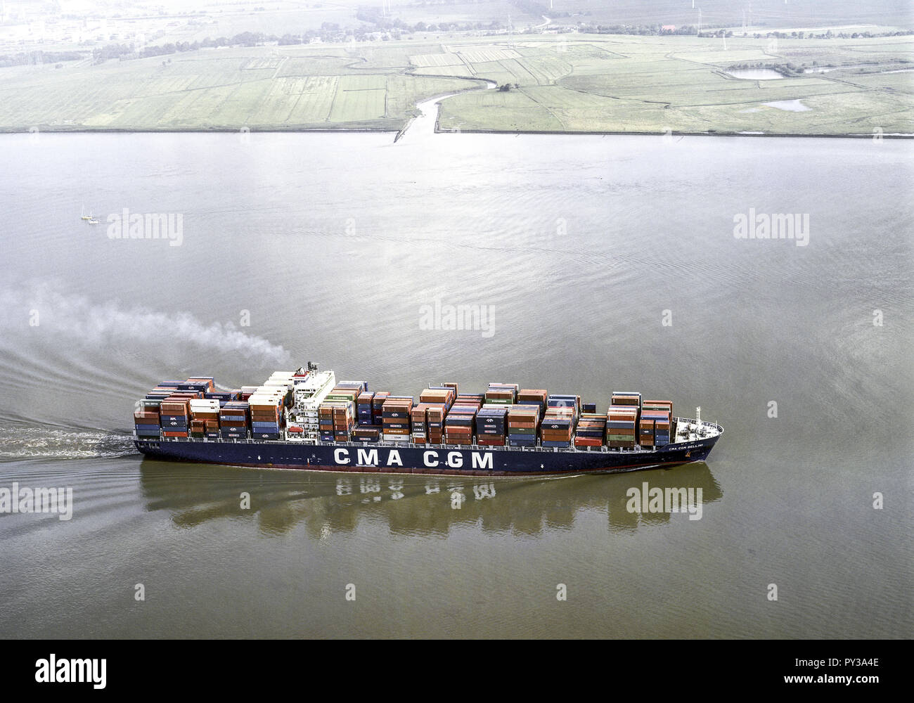 Containerschiff auf der Elbe, Deutschland, Luftaufnahme Stock Photo