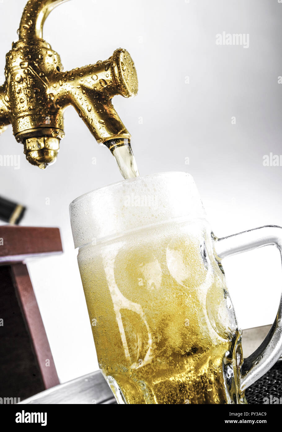 Bier laeuft aus Zapfhahn in Glas Stock Photo - Alamy