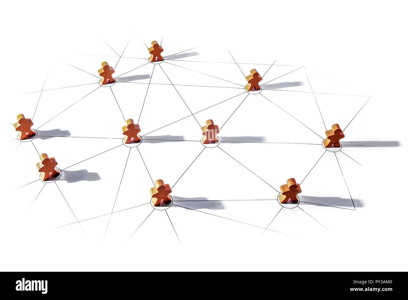 Kleine Holzfiguren stehen auf Netz aus Linien Stock Photo