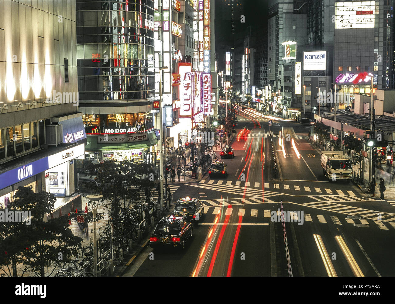 Einkaufsstrasse Shinjuku, Tokio, abends, Japan Stock Photo