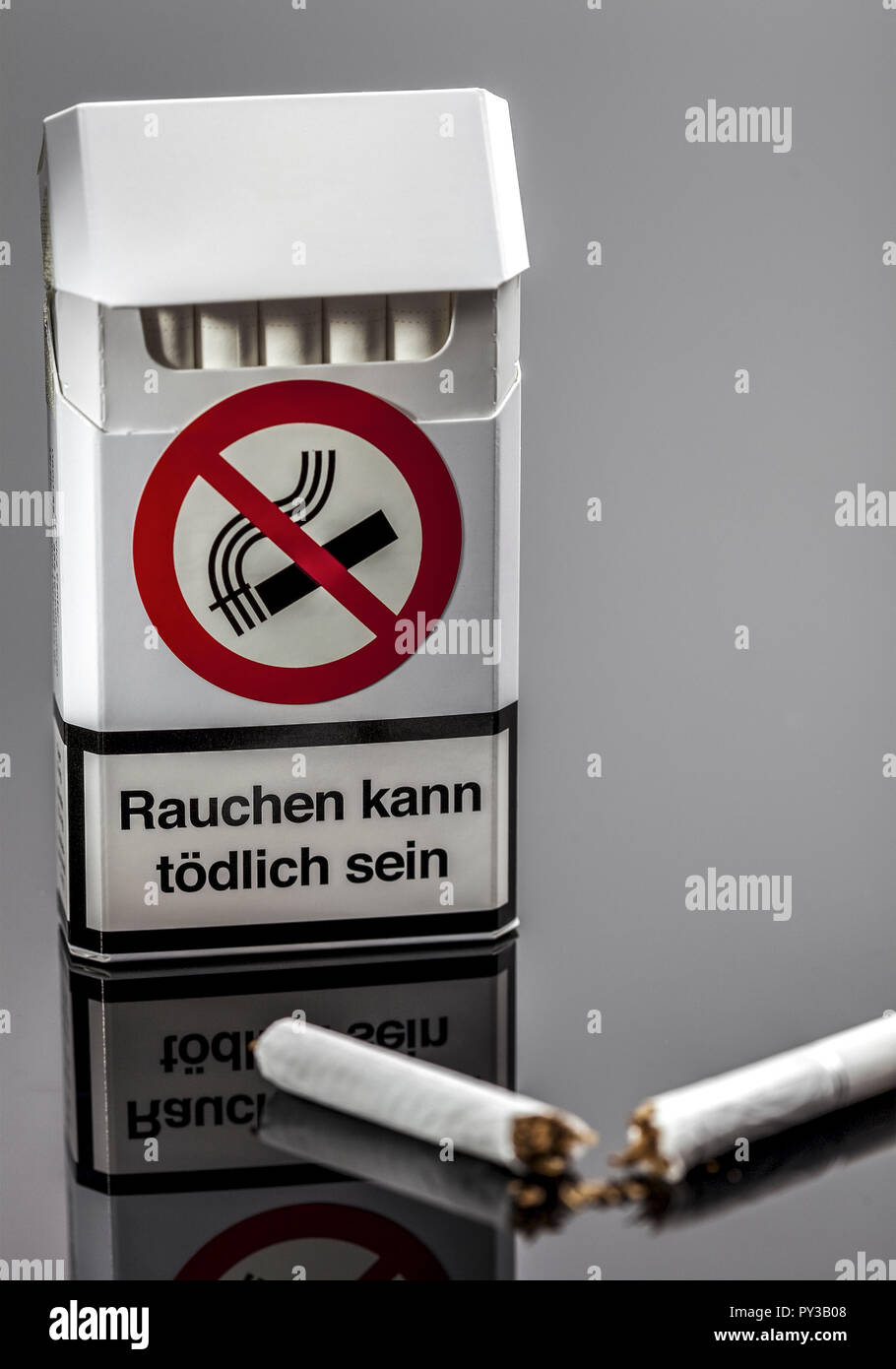 Zigarettenschachtel mit zerbrochener Zigarette Stock Photo
