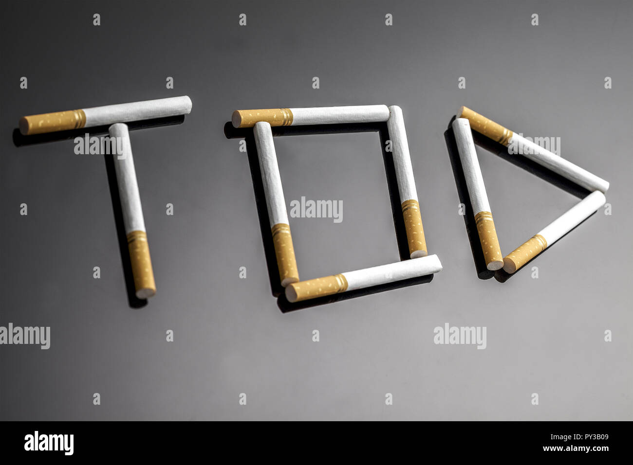 Zigaretten bilden das Wort Tod Stock Photo