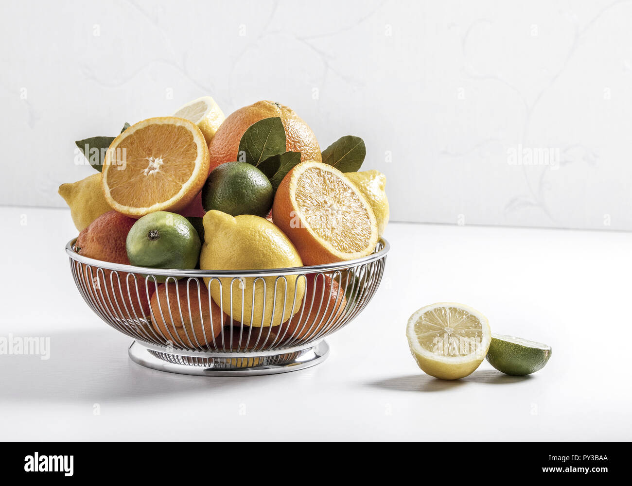 Obstkorb mit Zitrusfruechten Stock Photo - Alamy