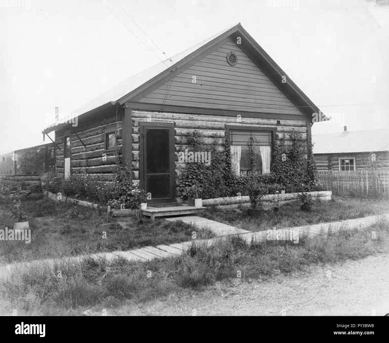 Cabin with power lines attached, Fairbanks, ca 1914 (CURTIS 1961). Stock Photo