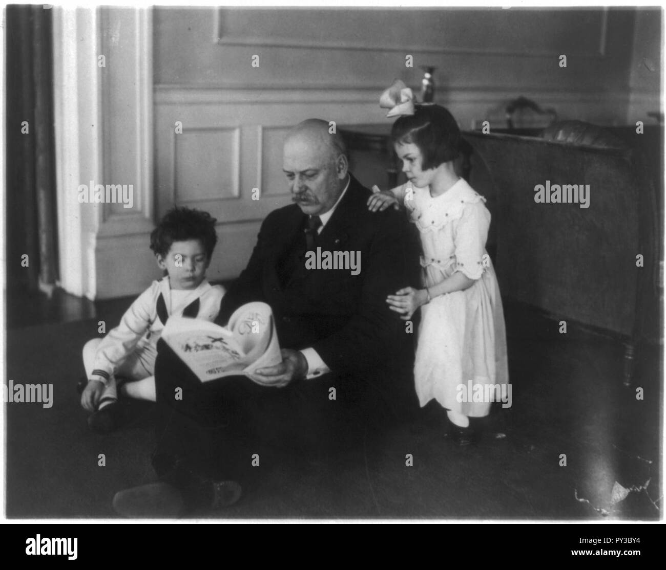 Cabinet children- Secretary of War Weeks (seated on floor) with his grandchildren, John and Martha Davidge, children of Mr. and Mrs. John W. Davidge Stock Photo