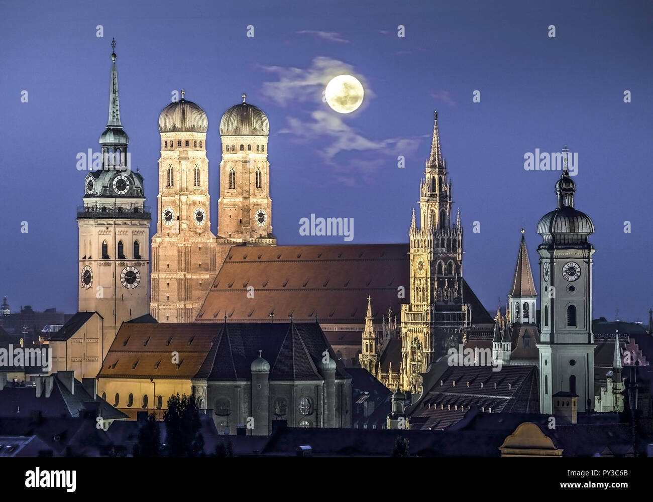Muenchen bei Nacht Stock Photo Alamy