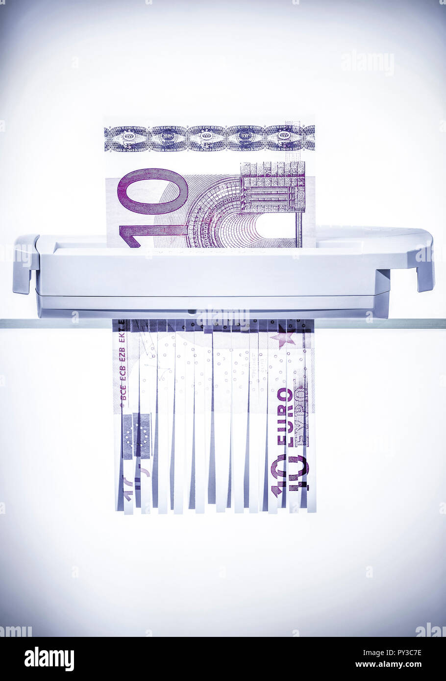 10 Euro-Schein in Aktenvernichter Stock Photo