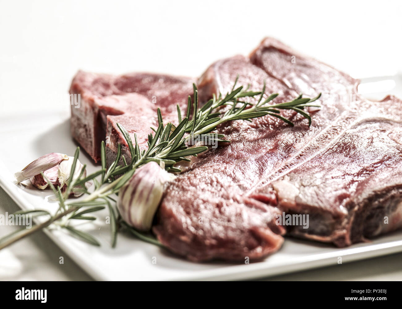 Rohes Rindfleisch auf Teller angerichtet Stock Photo