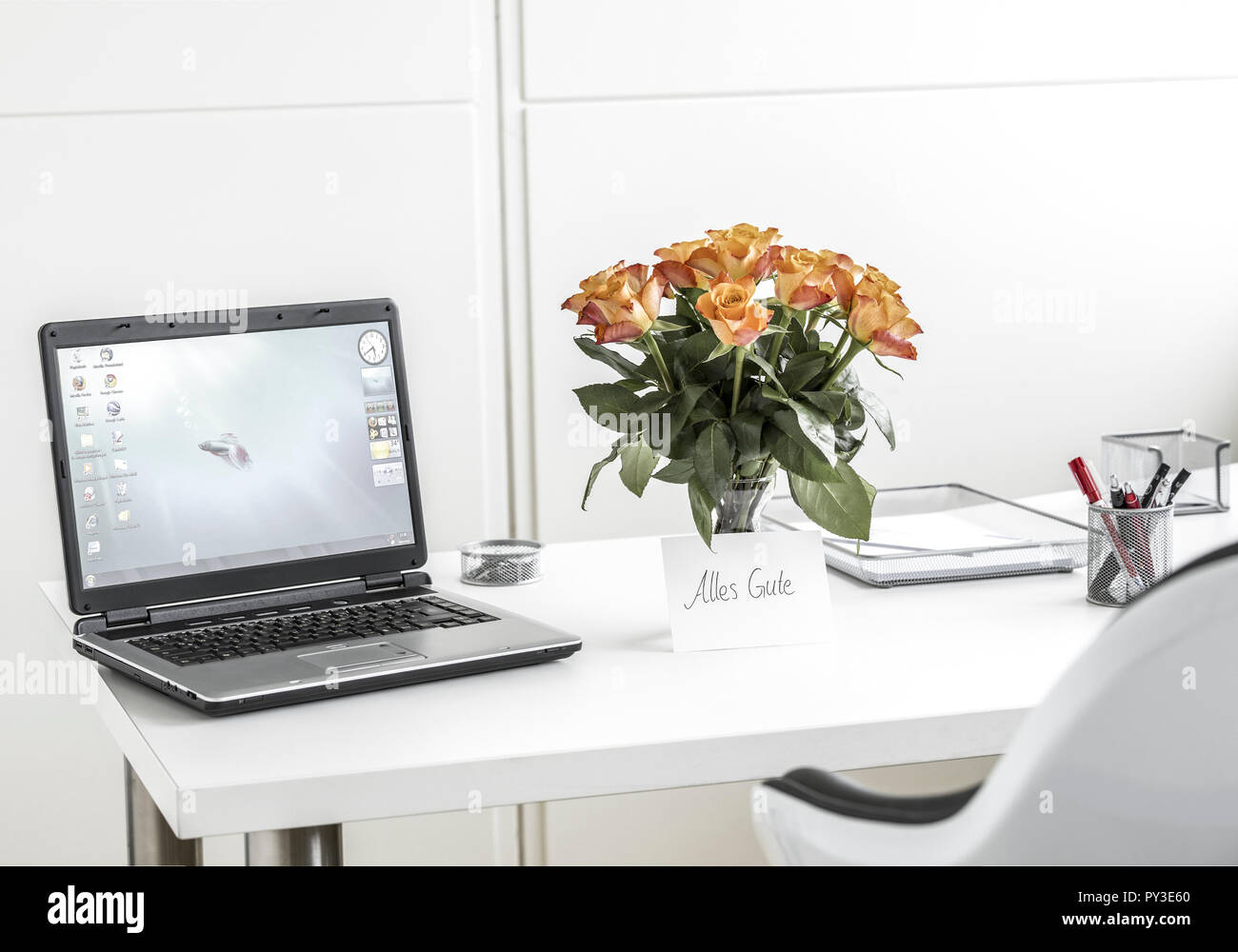 Arbeitsplatz mit Glueckwuenschen Stock Photo