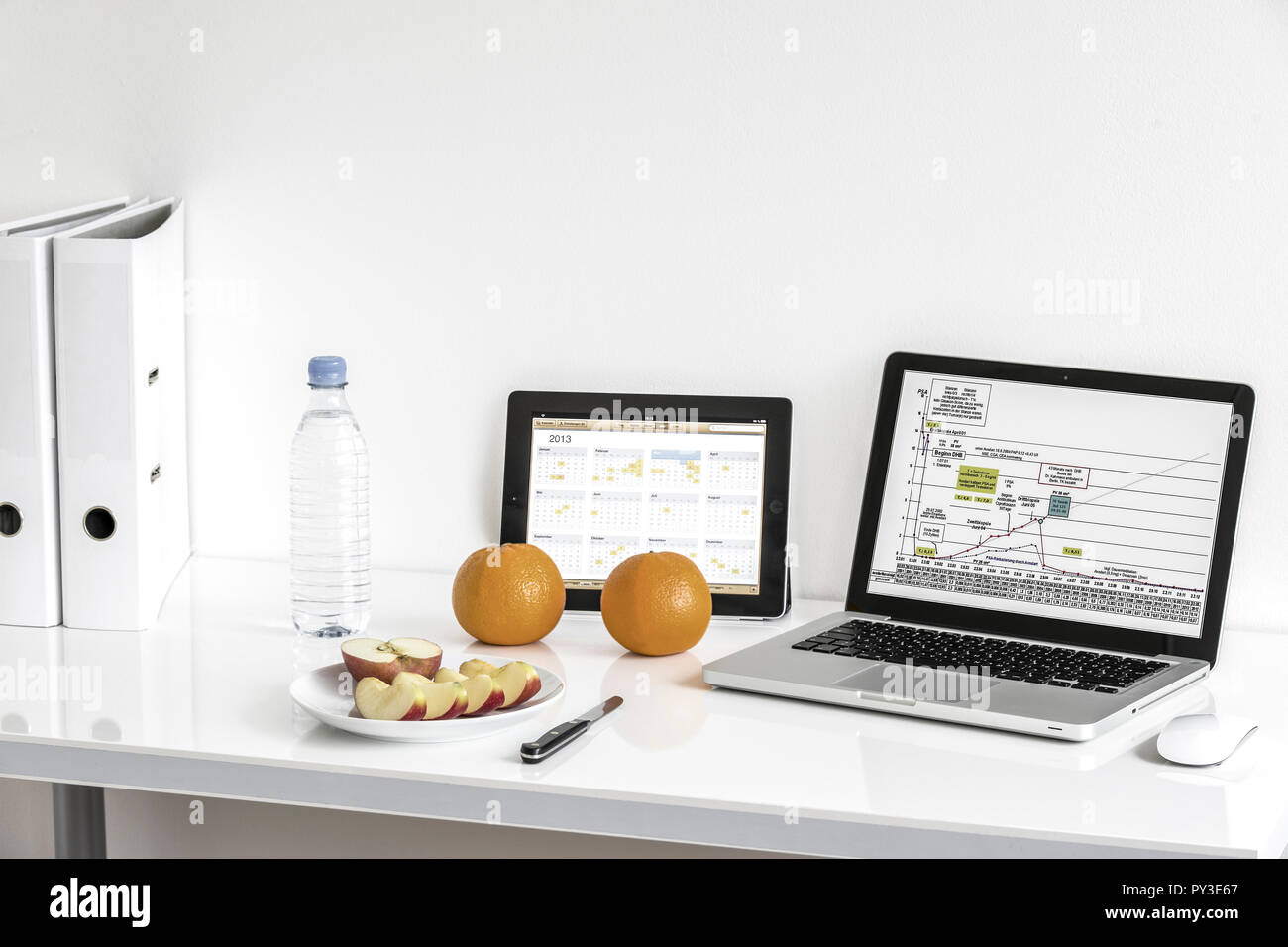 Arbeitsplatz mit Obstteller und Orangen Stock Photo
