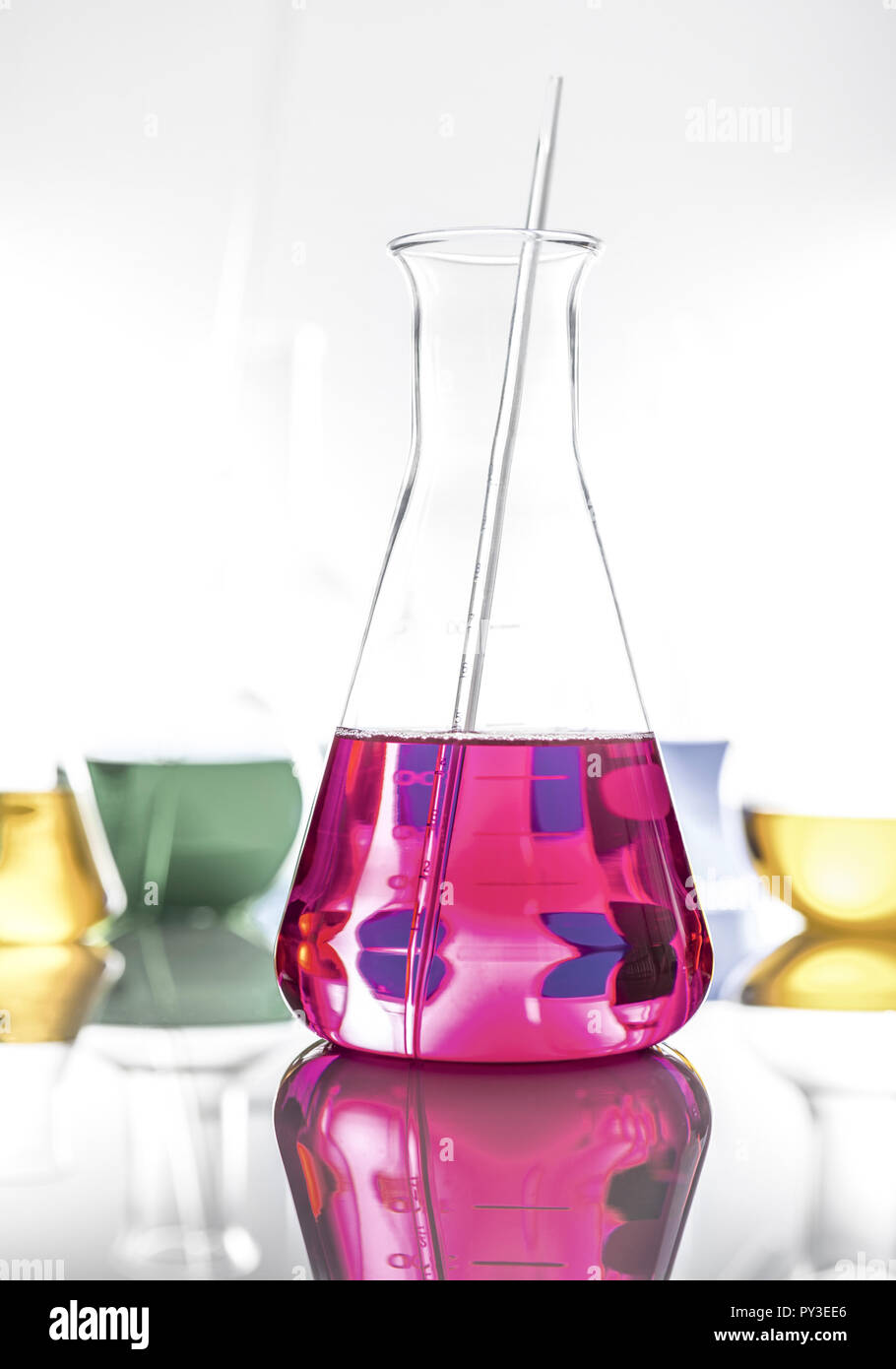 Laborgefaesse aus Glas mit farbigen Fluessigkeiten Stock Photo