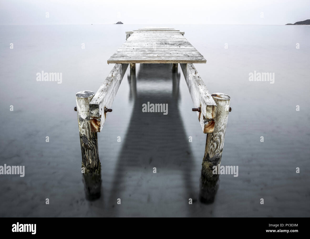 Stimmungsbild mit verwittertem Steg Stock Photo