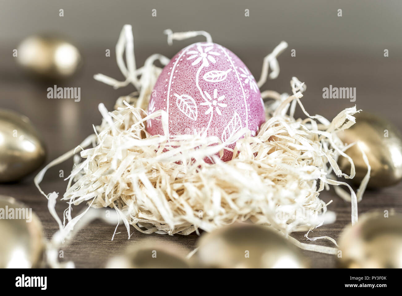 Bemaltes Osterei in einem Nest aus Holzwolle Stock Photo