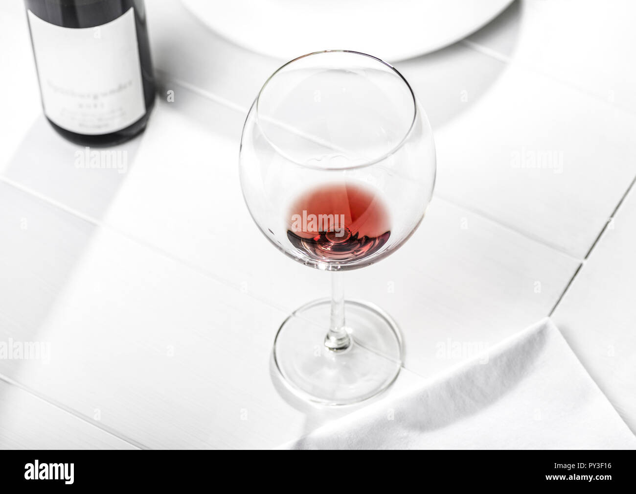 Gebrauchtes Weinglas Stock Photo