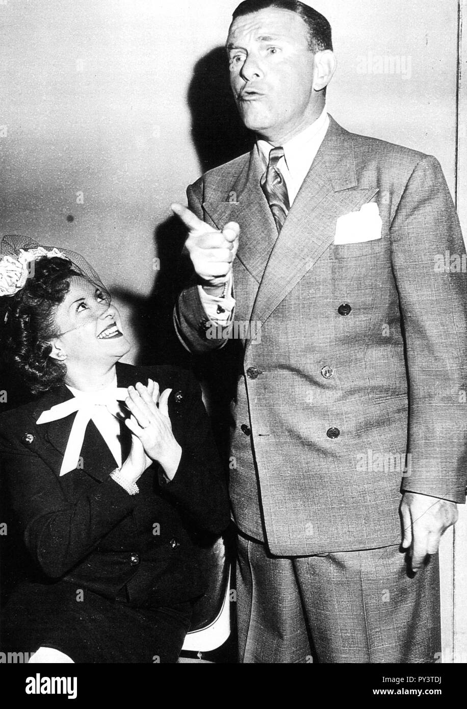 GEORGE BURNS and Gracie Allen.  American husband and wife comedy duo about 1946 Stock Photo