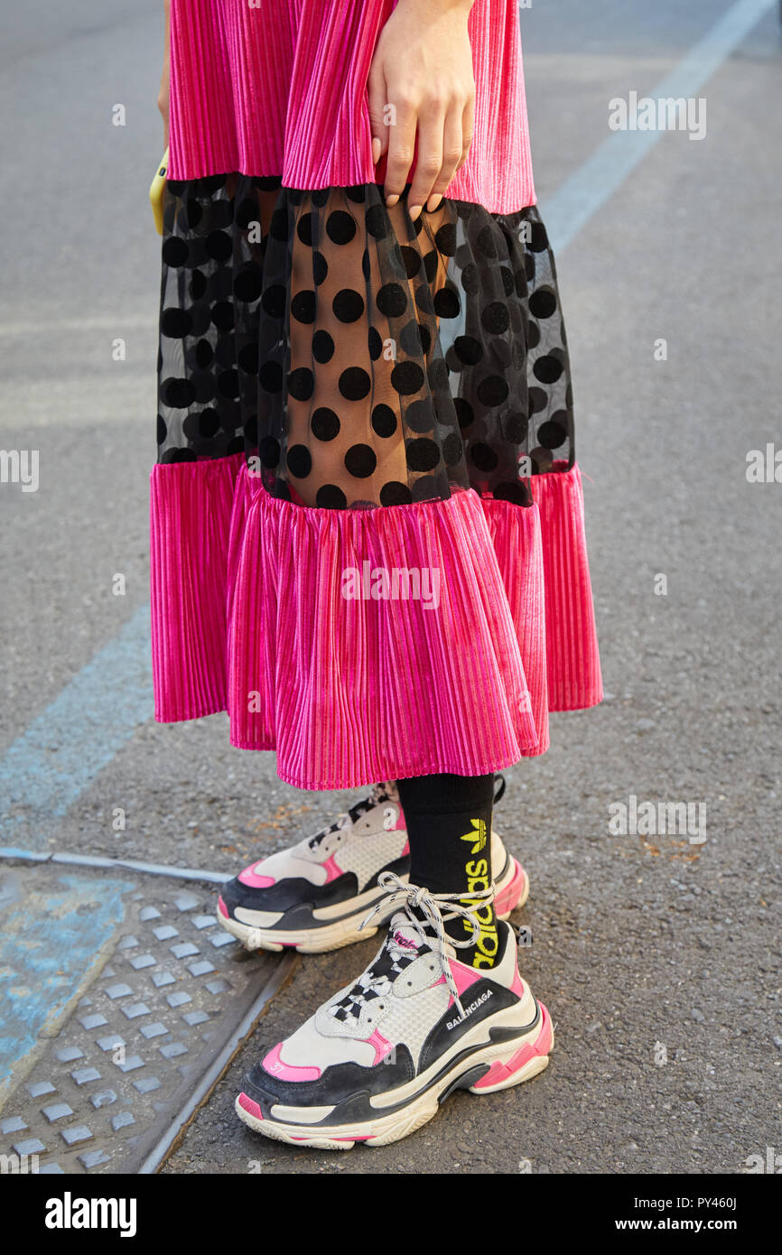 ujævnheder ustabil princip MILAN, ITALY - SEPTEMBER 23, 2018: Woman with pink velvet dress and Balenciaga  sneakers before Fila fashion show, Milan Fashion Week street style Stock  Photo - Alamy