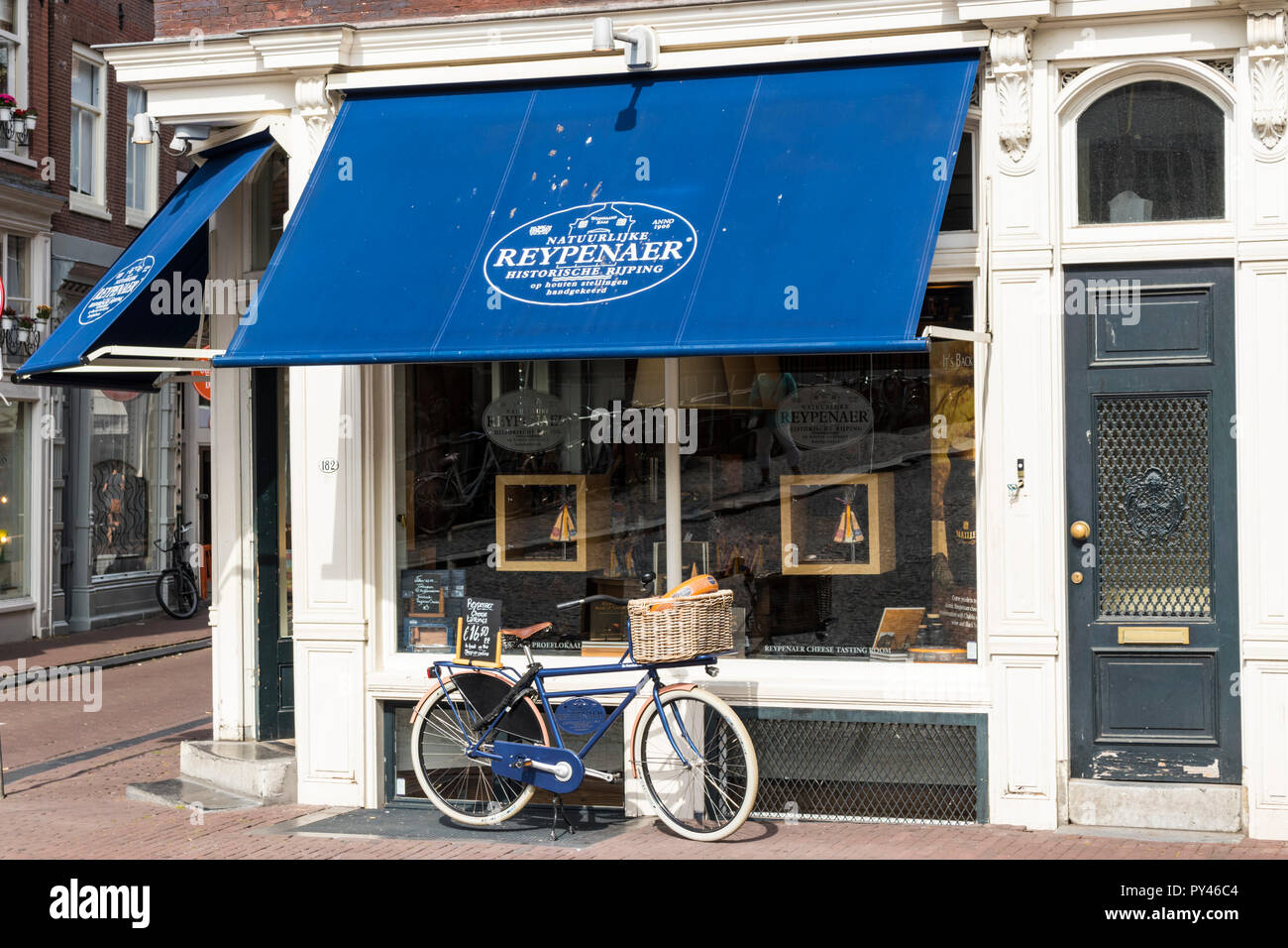 Amsterdam Reypenaer Tasting Room Singel Amsterdam Cheese tasting rooms Advertising bicycle propped up outside shop Holland The Netherlands EU Europe Stock Photo