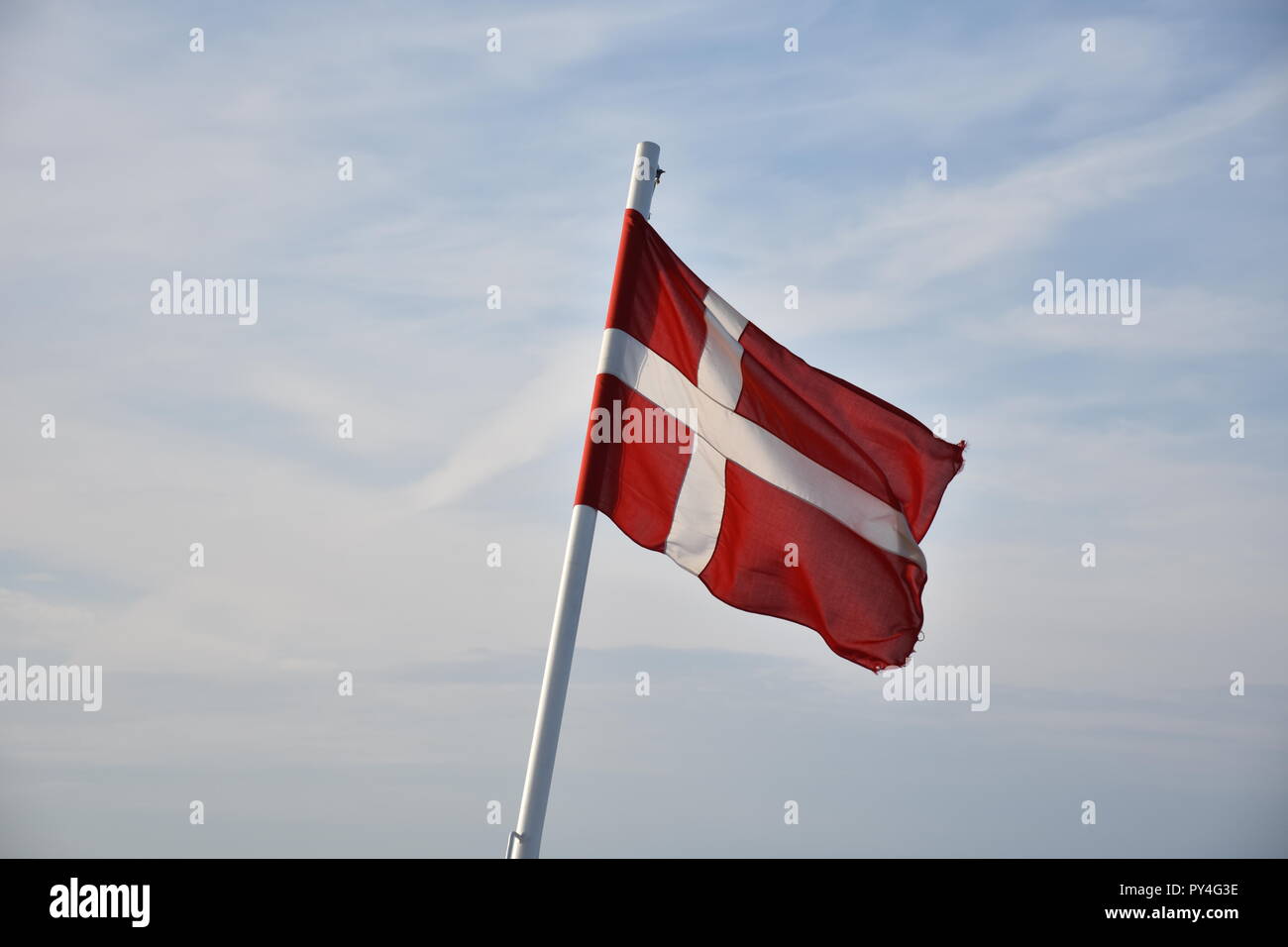 Fahne, Flagge, Dänemark, dänisch, Land, Danneborg, Daneborg, Tuch, Landesfahne, Nation, Nationalflagge, Wehen, Wind, Wolken, Meer, Fähre, Autofähre, S Stock Photo