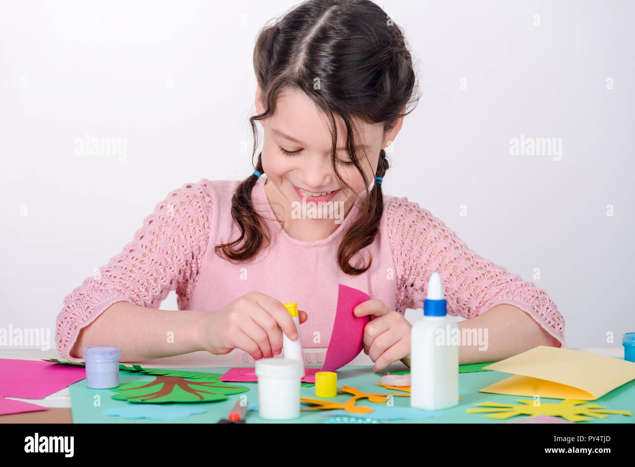 девочка за которую делают дз. девочки подростки делают украшения. дети мастерят поделки. картинка дети делают открытки. девочка делает приятно мальчику.