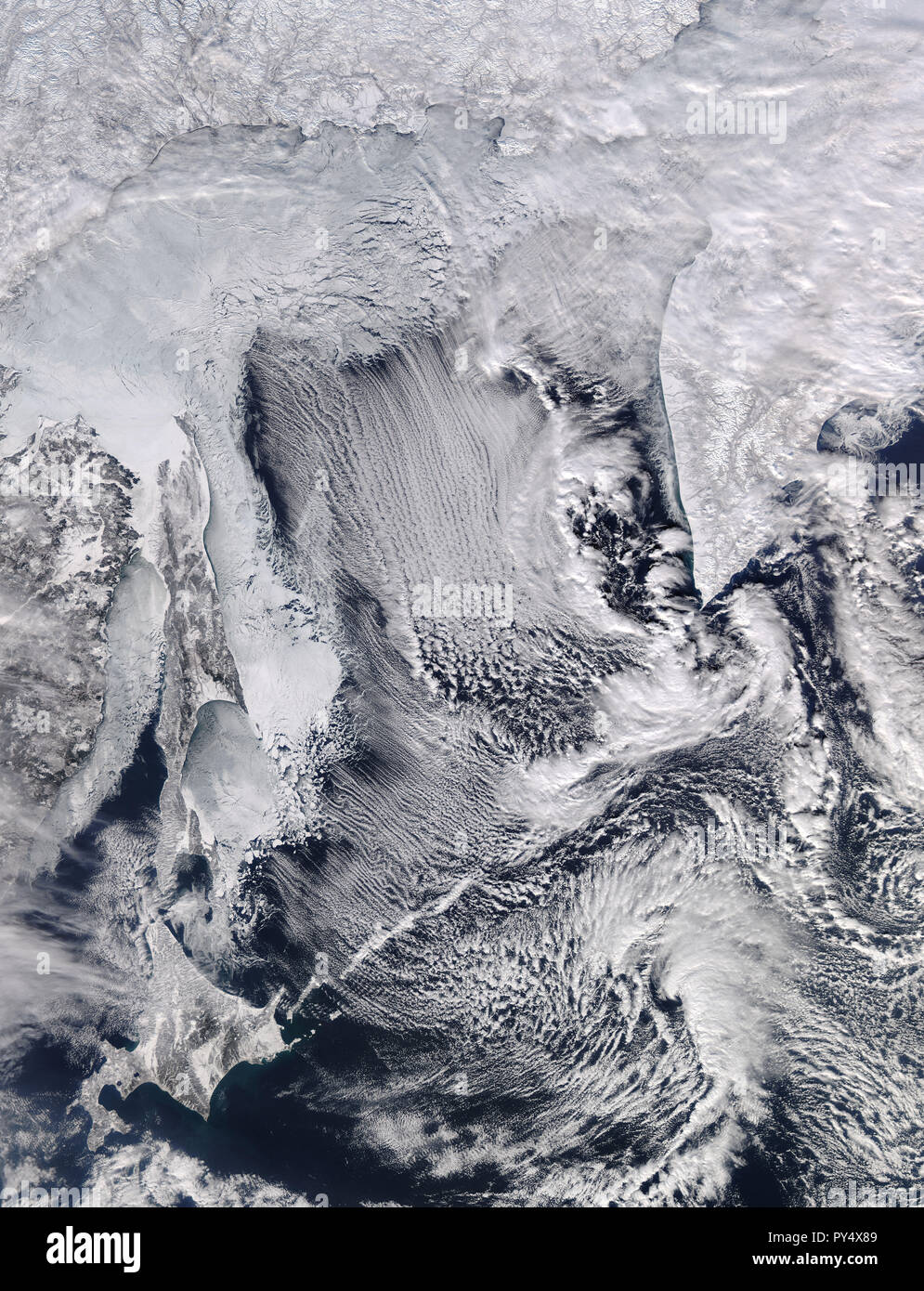 Sea Ice and Cloud Streets in the Sea of Okhotsk.jpg - PY4X89 Stock Photo
