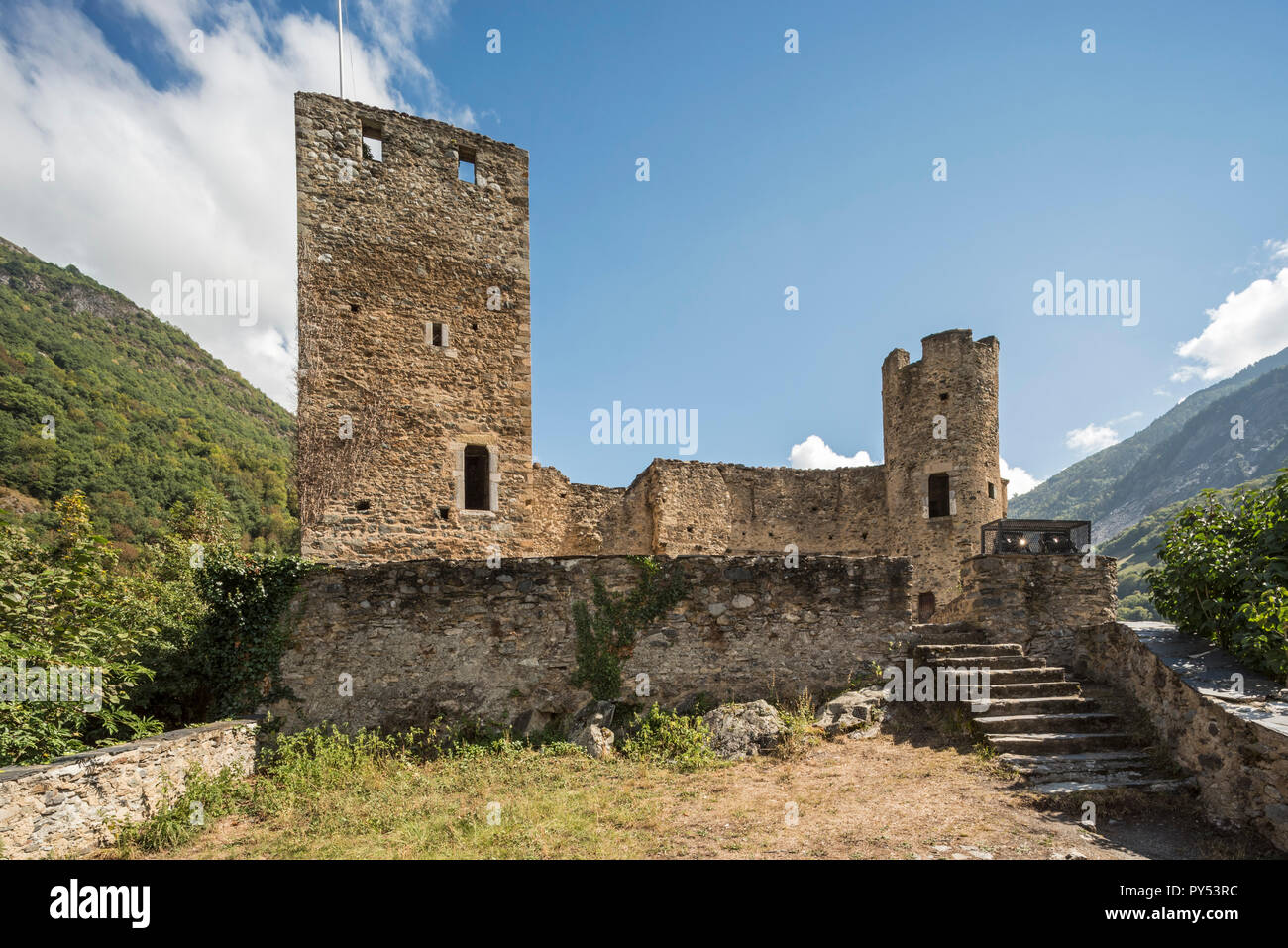 Ruins Of The Chateau Sainte Marie Castle Near Esterre And Luz Saint Sauveur Hautes Pyrenees France Stock Photo Alamy