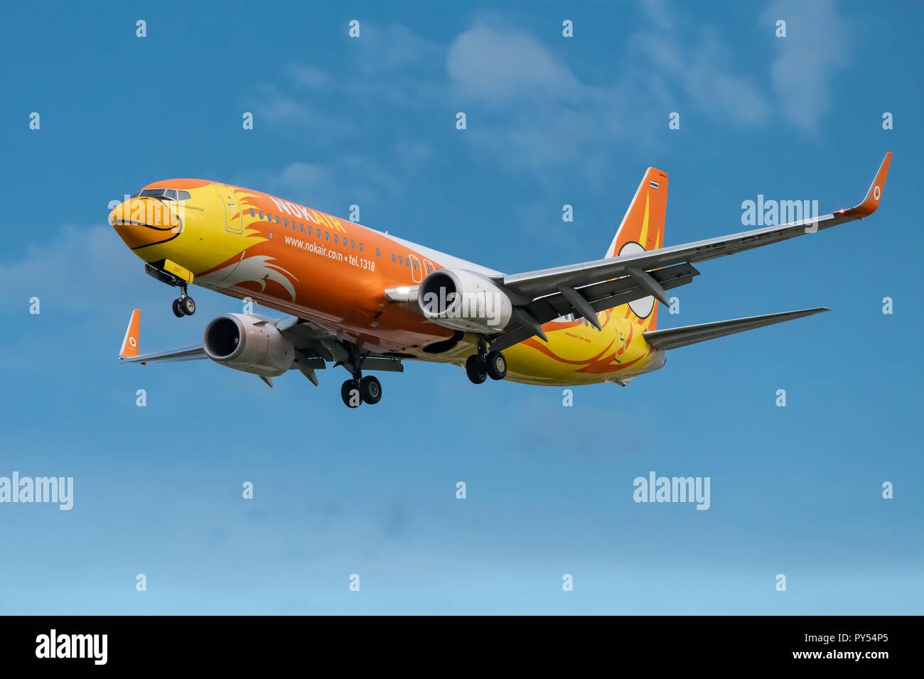 CHIANG MAI INTERNATIONAL AIRPORT, CHIANG MAI, THAILAND - Oct.20, 2018 : Nok Air Boeing 737-800 is lined up with the runway and descending for landing. Stock Photo