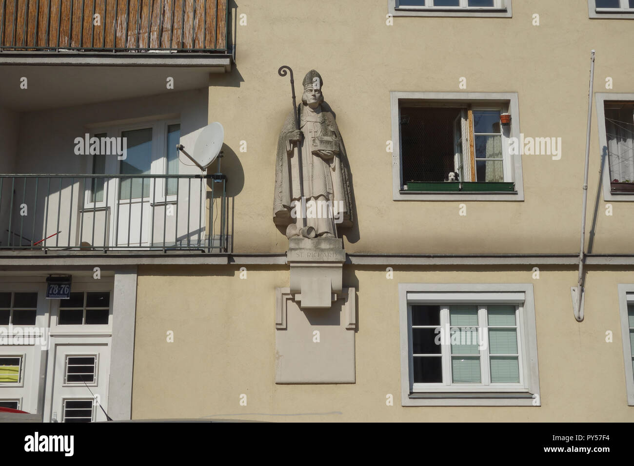 Wien, Gemeindebau der Zwischenkriegszeit, ehemaliges Familienasyl St. Richard, Einsiedlergasse 9–11, Johann Stöhr Stock Photo