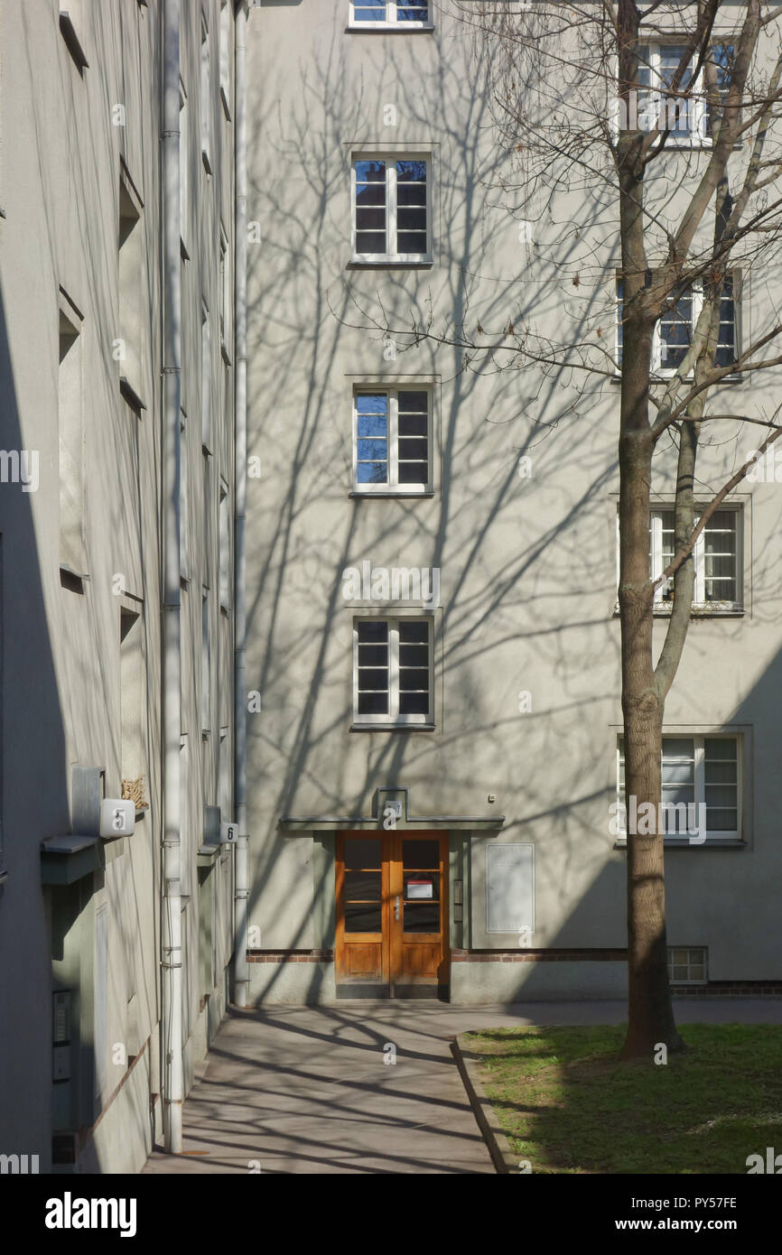 Wien, Gemeindebau der Zwischenkriegszeit, ehemaliges Familienasyl St. Josef, Ettenreichgasse 42–44, Franz Wiesmann Stock Photo