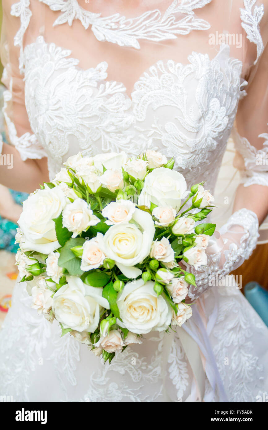 wedding bouquet in bride's hands, david austin Stock Photo - Alamy