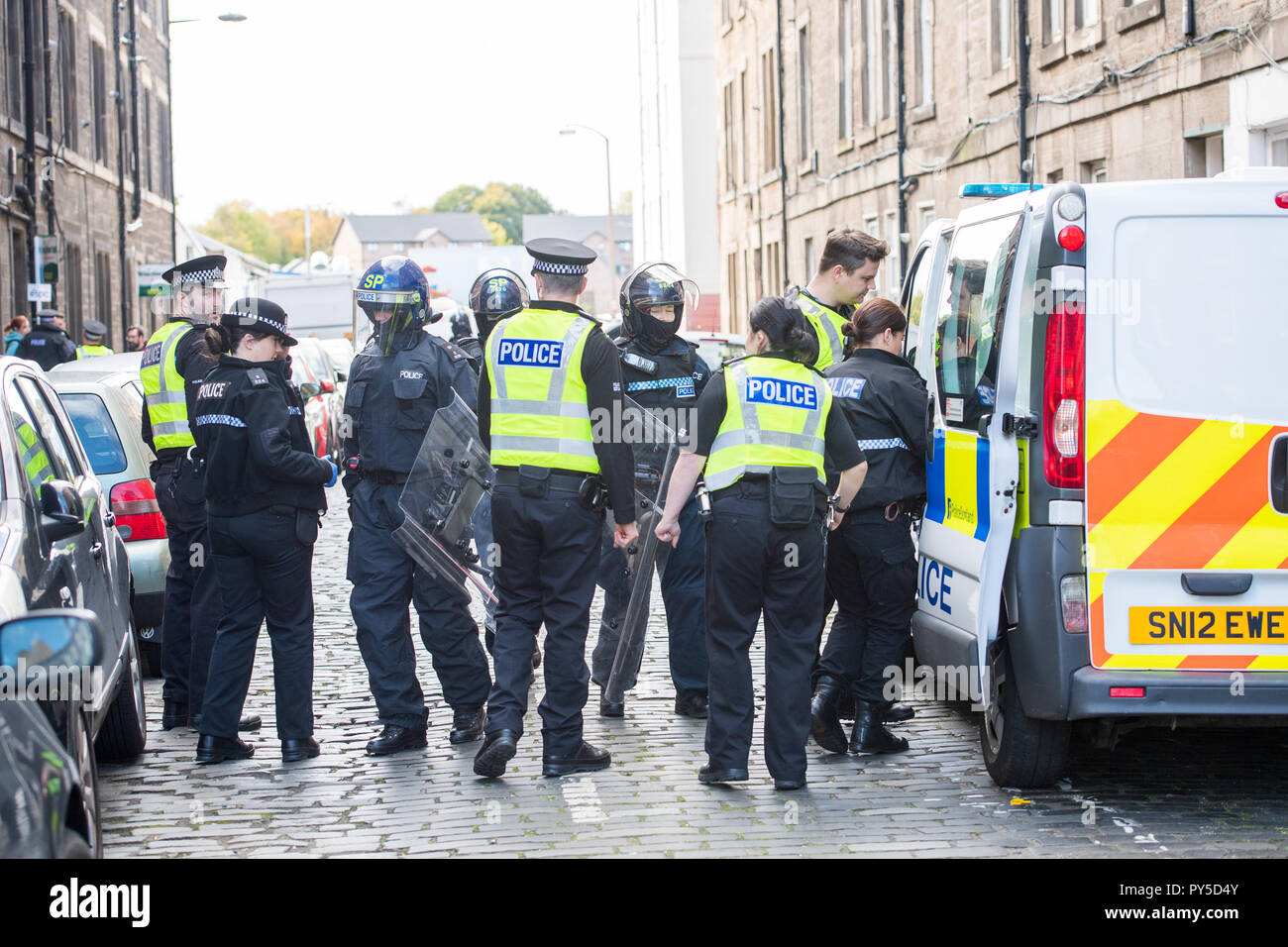 Police detain a man from a flat on Pirrie Street Stock Photo