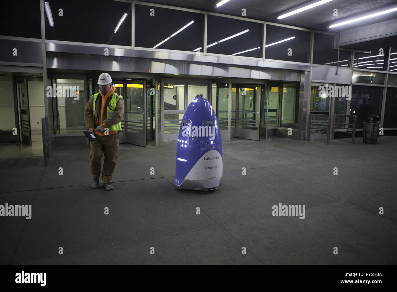 Queens, New York, USA. 24th Oct, 2018. KNIGHTSCOPE'S K5 ROBOT is shown outside baggage claim at Terminal B at LaGuardia Airport in Queens, New York. The K5 security units records everything with it's cameras, microphones, and sensors. Source says with the introduction of 5G technology occupations such as security guards and gaming surveillance officers will be eliminated by automation. Credit: Brian Branch Price/ZUMA Wire/Alamy Live News Stock Photo
