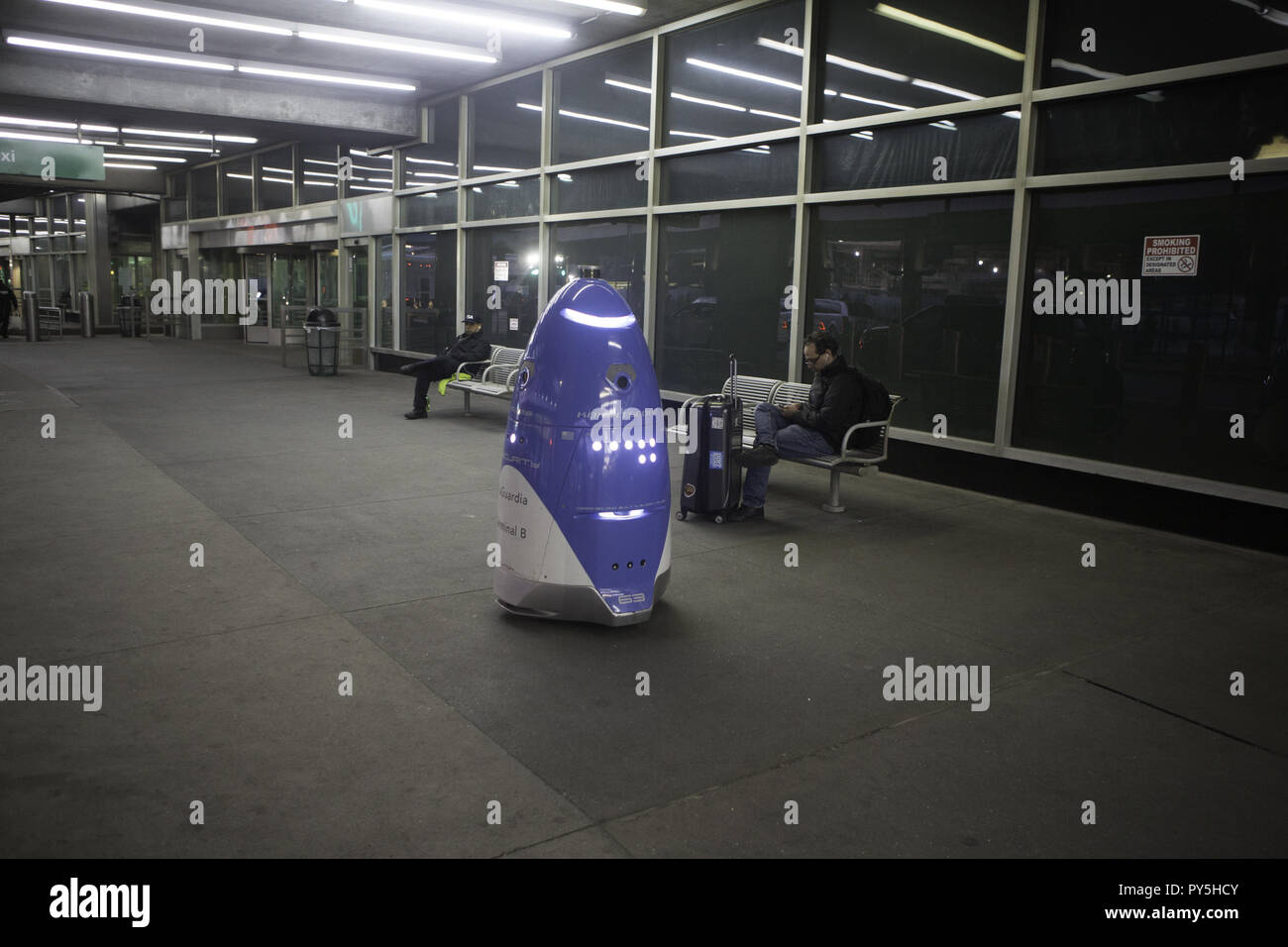Queens, New York, USA. 24th Oct, 2018. KNIGHTSCOPE'S K5 ROBOT is shown outside baggage claim at Terminal B at LaGuardia Airport in Queens, New York. The K5 security units records everything with it's cameras, microphones, and sensors. Source says with the introduction of 5G technology occupations such as security guards and gaming surveillance officers will be eliminated by automation. Credit: Brian Branch Price/ZUMA Wire/Alamy Live News Stock Photo