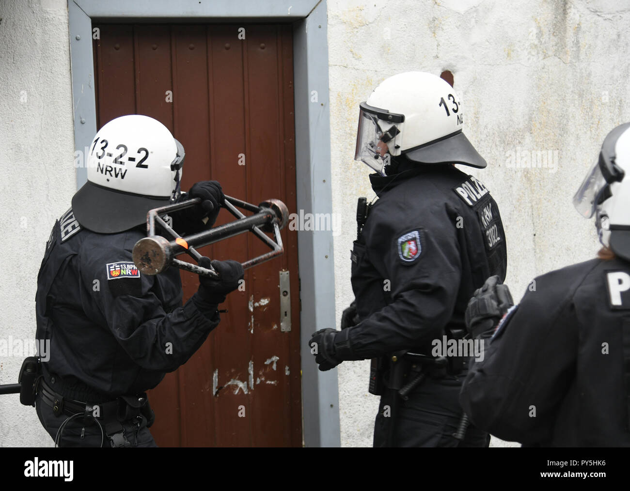 Manheim, Germany. 25th Oct, 2018. Policemen use a tower to open the door of a house that had been occupied by opponents of brown coal. After the evacuation of a protest camp during the night, on Thursday morning the task forces began to bring activists from squatted houses in the Kerpen district. The protest group, which had occupied the empty buildings on the edge of the opencast mine since last week, did not want to leave the houses voluntarily, the police said. The village of Manheim is to give way to open-cast mining. (Repetition with modified section) Credit: Henni/dpa/Alamy Live News Stock Photo