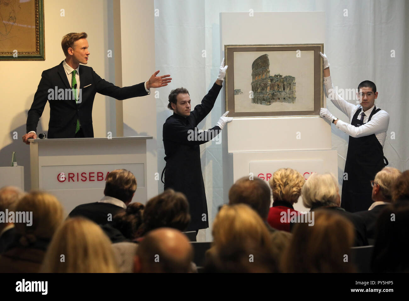 25 October 2018, Berlin: Stefan Körner, auctioneer, presents a work at the auction of the collection of the art dealer Bernd Schultz at the auction house Grisebach. The entire proceeds will be donated to the planned Exilmuseum in Berlin. (to dpa 'Kunsthändler verkauft Privatsammlung für Exilmuseum' of 25.10.2018) Photo: Wolfgang Kumm/dpa Stock Photo