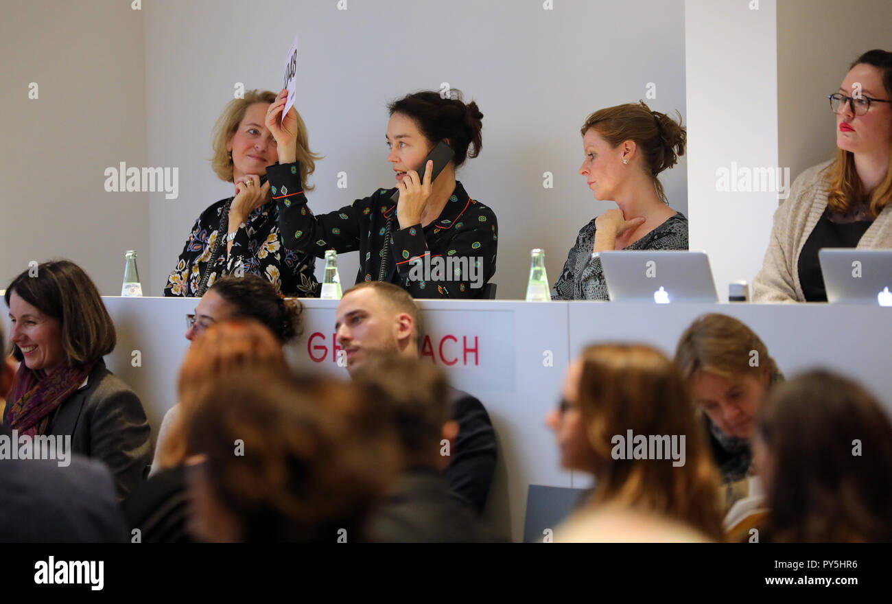 25 October 2018, Berlin: Employees of the auction house Grisebach accept telephone bids during the auction of the art dealer Bernd Schultz's collection. The entire proceeds will be donated to the planned Exilmuseum in Berlin. (to dpa 'Kunsthändler verkauft Privatsammlung für Exilmuseum' of 25.10.2018) Photo: Wolfgang Kumm/dpa Stock Photo