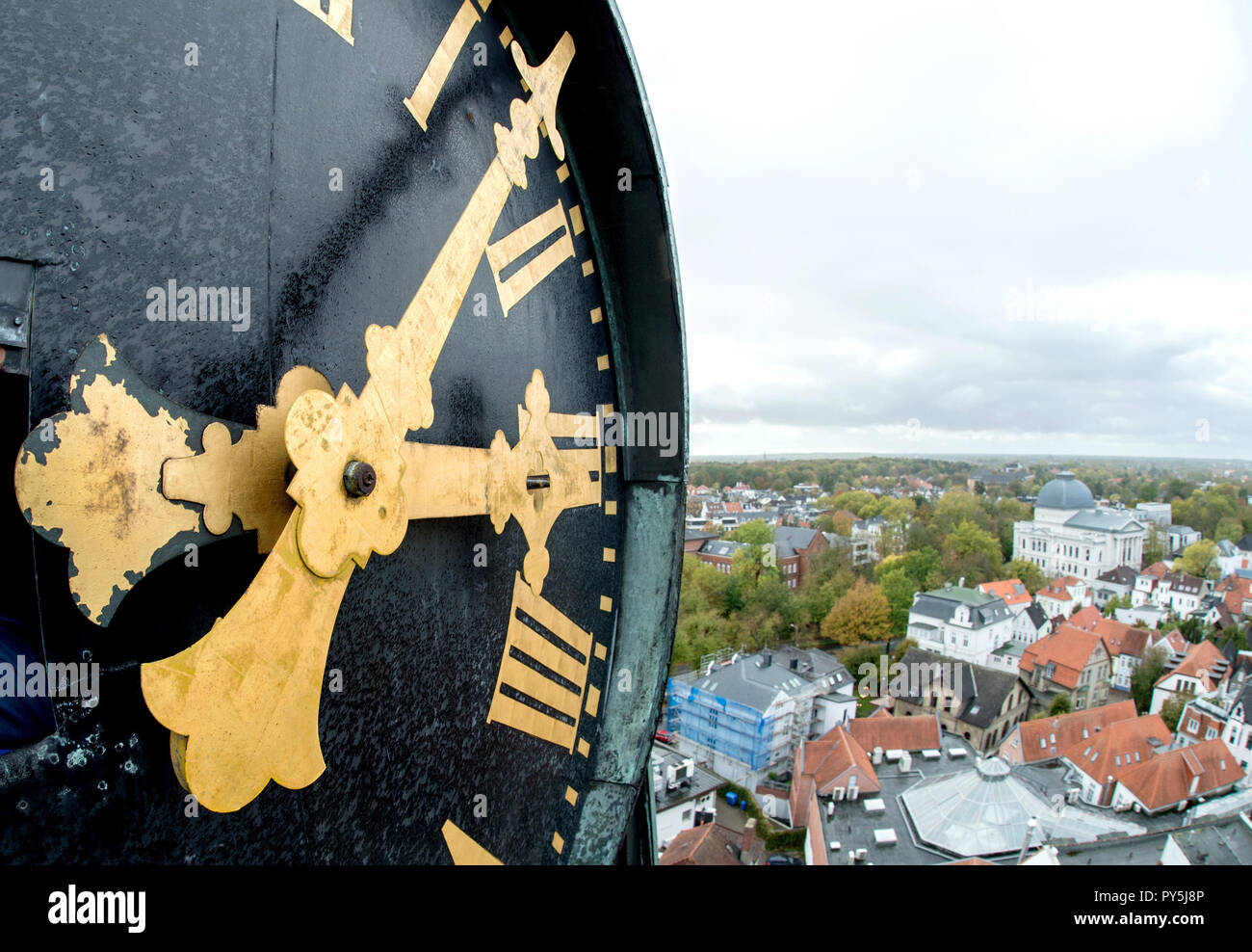 Oldenburg, Germany. 24th Oct, 2018. Gold plated clock hands indicate the time on a clock in the